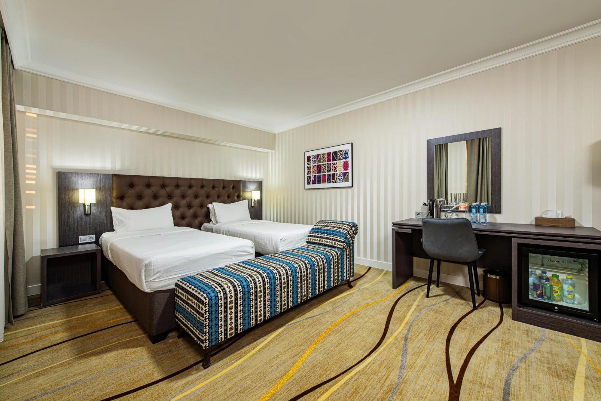Shymkent Grand Hotel Buitenkant foto